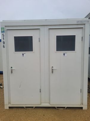 Dwukabinowa toaleta w kontenerze
