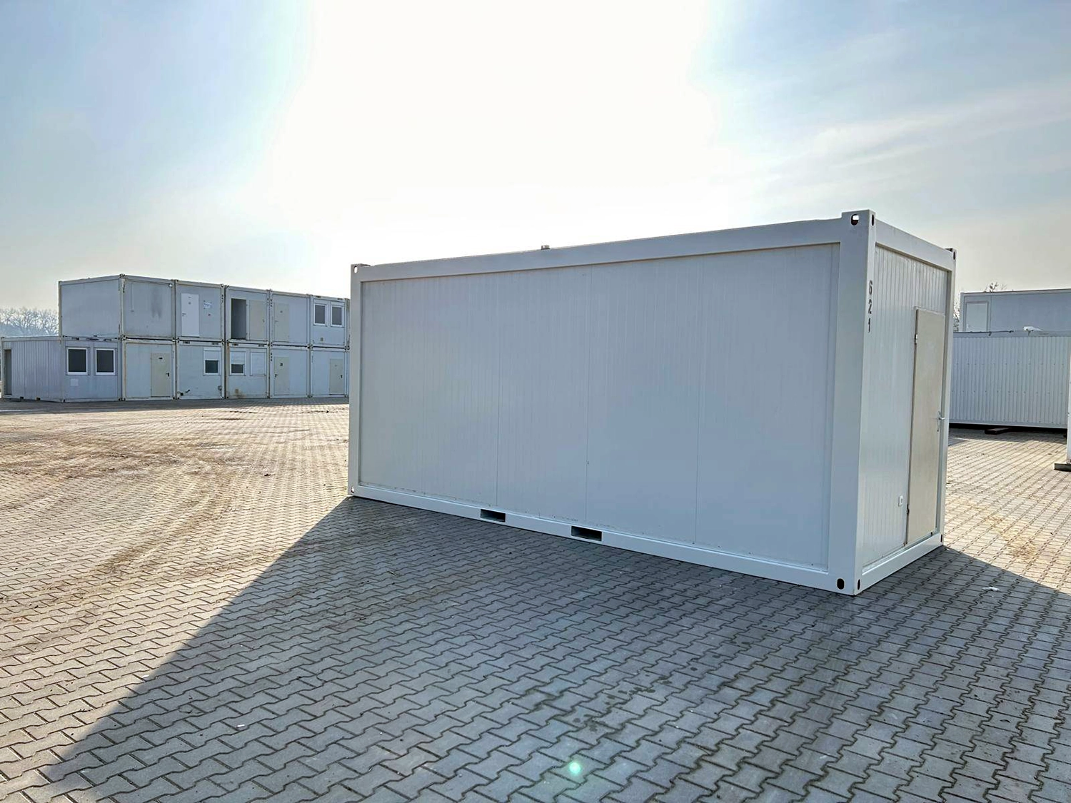 kontener biurowy używanyt BplusL marzec 2026 Kabiny w kontenerze sanitarnym